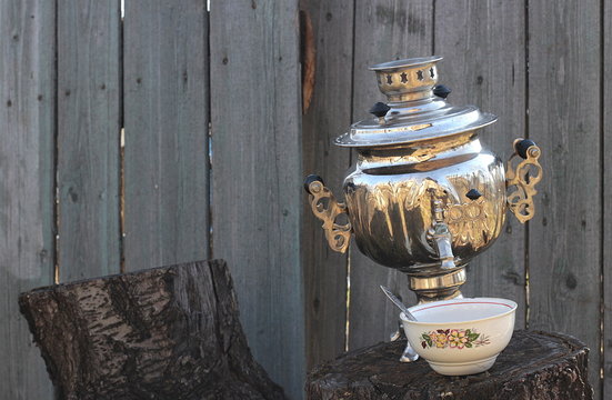 Old samovar and bowl on stump