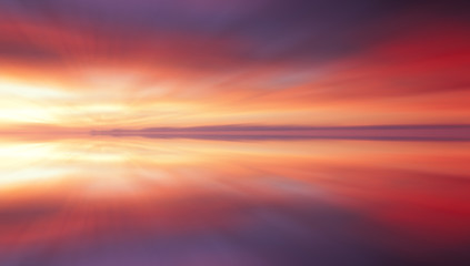 Reflet de nuages colorés au coucher du soleil avec effet de longue exposition