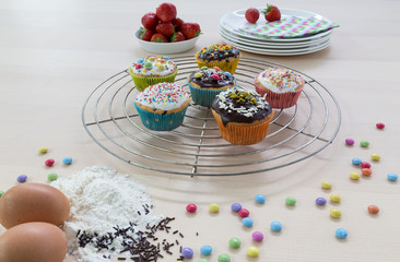 Muffins auf Holz und Abkühlgitter