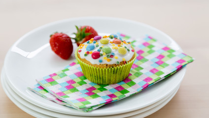 Muffins auf Holz und Teller