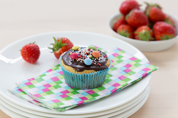 Muffins auf Holz und Teller