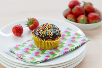 Muffins auf Holz und Teller