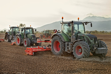 mezzi agricoli a lavoro - obrazy, fototapety, plakaty