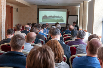 Obraz premium people sitting rear at the business conference