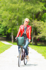 Obraz premium Young woman riding a bicycle.