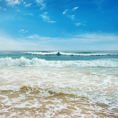 Fototapeta na wymiar Ocean waves and blue sky
