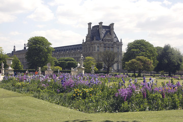 Fototapeta na wymiar Shot of a park behind the Louvre in Paris with beautiful flowers
