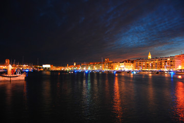 Fototapeta na wymiar Nocny widok na stary port w Marsylii