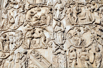 Il duomo di Orvieto, Bassorilievi