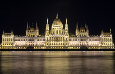 Fototapeta premium Hungarian parlament at night