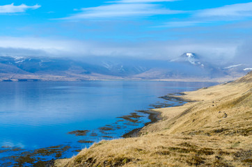 Sommet d'une montagne islandaise dans les nuages