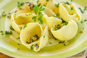 Lumaconi con cozze e prezzemolo, italian cuisine