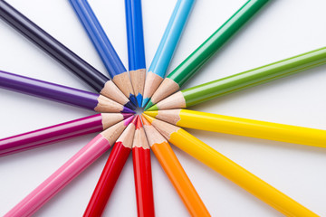 円形に並べた色鉛筆