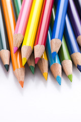 バラバラに並べた色鉛筆