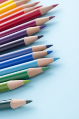 水色の背景に色鉛筆のアップ