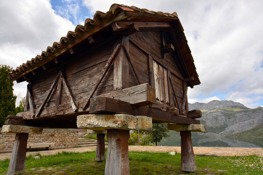construccion tipica de la monta&ntilde;a, horreo de madera