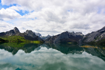 Fototapeta premium embalse de riaño en las montaña de los picos de europa