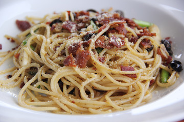 Spaghetti stir fried with spicy smoke Ham