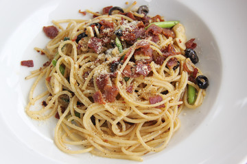 Spaghetti stir fried with spicy smoke Ham