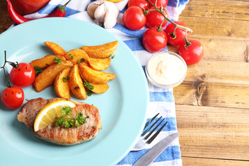 Grilled steak, grilled vegetables and fried potato pieces