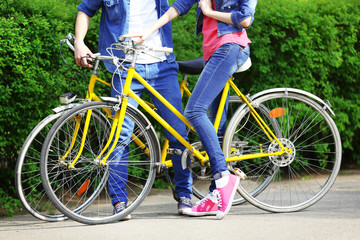 Obraz premium Young couple with bicycles in park