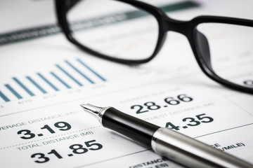 Obraz premium closeup glasses on financial report