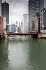 Obraz premium Most przez rzekę w mieście, La Salle Street Bridge, Chicago