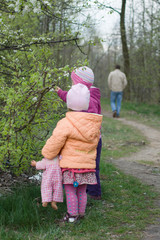 dzieci na wiosennym spacerze w parku