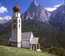 Fototapeta na wymiar Südtirol, Alpen,Dolomiten, Schlern mit Kirche