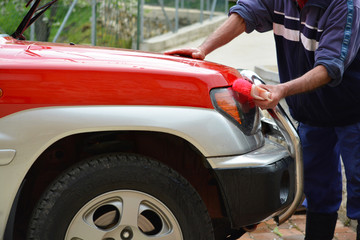 lavando coche rojo con un cepillo