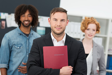 mann mit bewerbungsmappe im büro