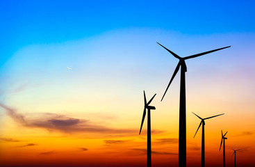 Obraz premium wind turbine silhouette on colorful sunset