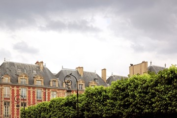 Place des Vosges et végétation, ciel d'orage (Paris)