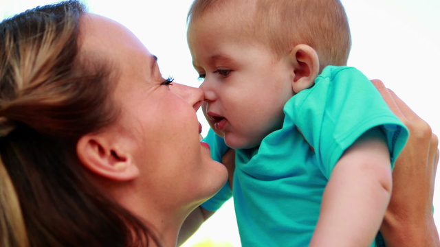 Трущаяся люди. Люди трутся носами. Трущаяся люди. Трущаяся люди. Парень и девушка нос к носу.