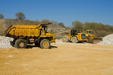 Obraz premium Steinbruch Bagger und LKW