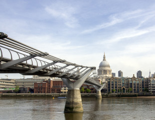 Fototapeta na wymiar Millennium Bridge
