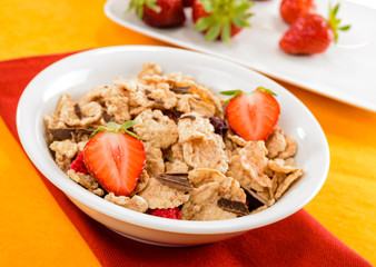 Fiocchi di cereali con fragole e cioccolato, fuoco selettivo