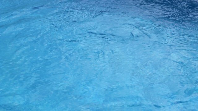 Schwimmnudel fliegt in Pool  im Urlaub