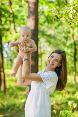 Obraz premium Mother with her child take rest in park