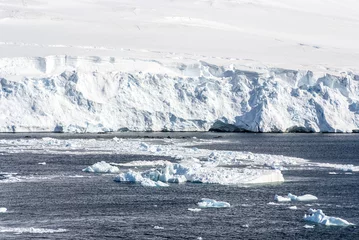 Foto op Aluminium Antarctica - Coastline of Antarctica With Ice Formations © adfoto