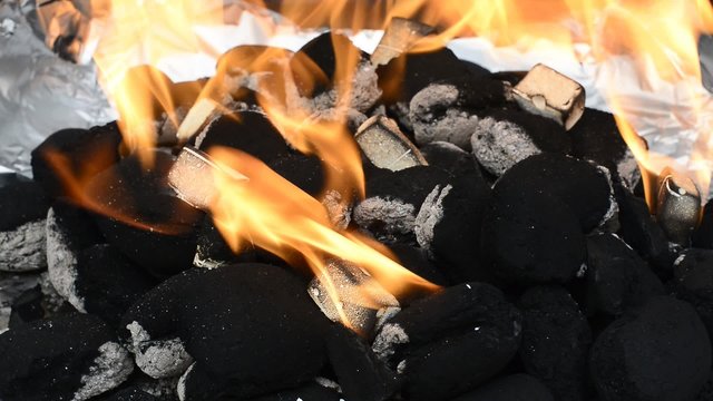 Grillkohle anz&uuml;nden