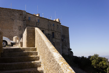 Blick auf das Santuari de Sant Salvador von der Treppe zum Hof