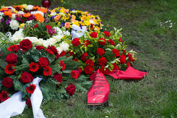 ein letzte Gruß, Kränze und Schleifen