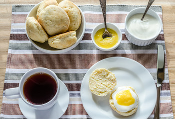 scones with lemon curd
