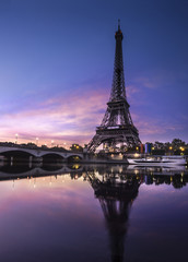 Fototapeta na wymiar Tour Eiffel au Crépuscule