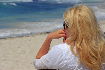 frau am strand