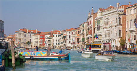 Fototapeta na wymiar Venice - Canal Grande in full activity.