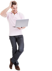 Überraschter junger Mann mit Laptop