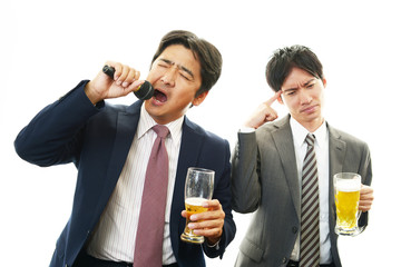 カラオケを楽しむサラリーマン