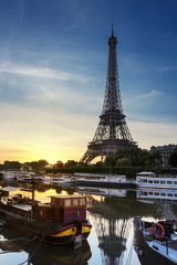 Lever de soleil sur la Tour Eiffel